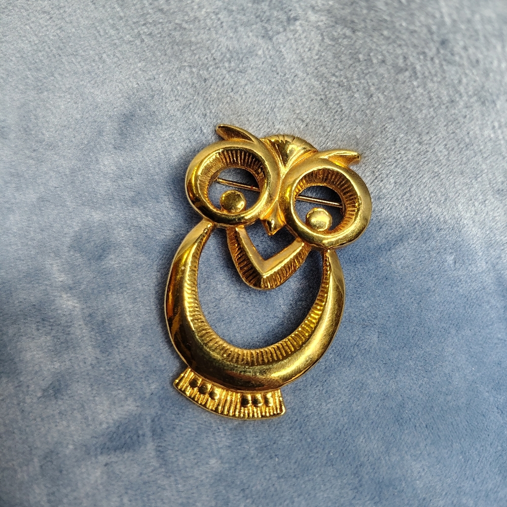 Vintage 1990s Avon Wise Eyes Gold Tone Owl Brooch with Locking C-Clasp